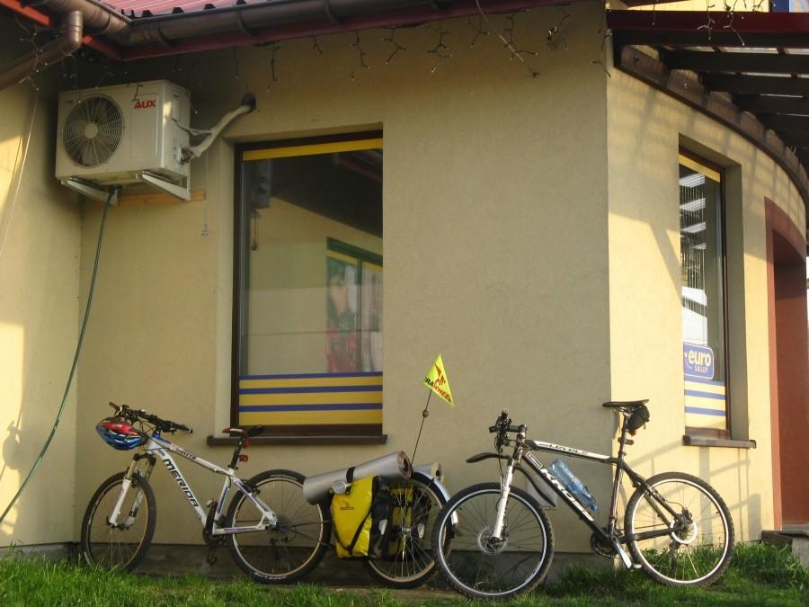 Rowerki przed sklepem