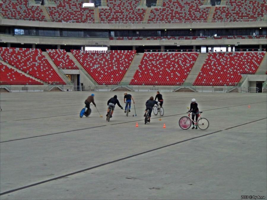 Chłopaki i Dziewczyny se grają :D dziś to chyba jedyne suche miejsce na bike polo ;]