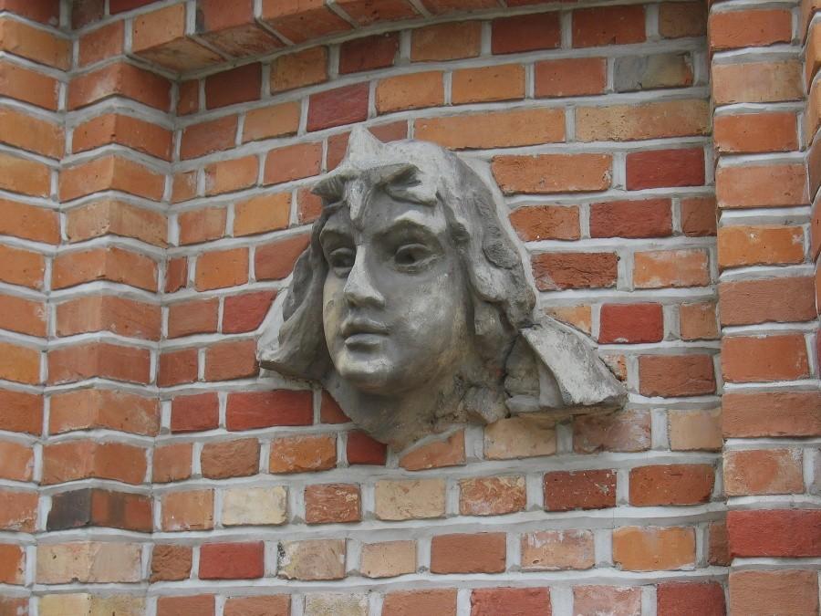 Główka z rotundy kościoła w Pyrach