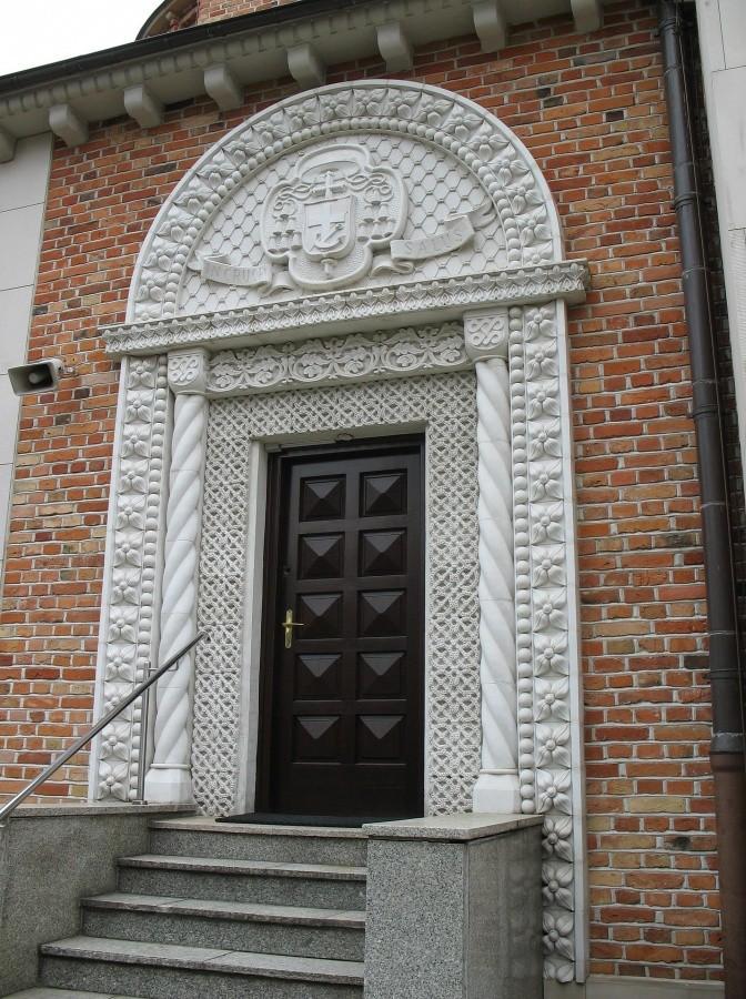 Kościół w Pyrach – portal biskupa Mariana Dusia