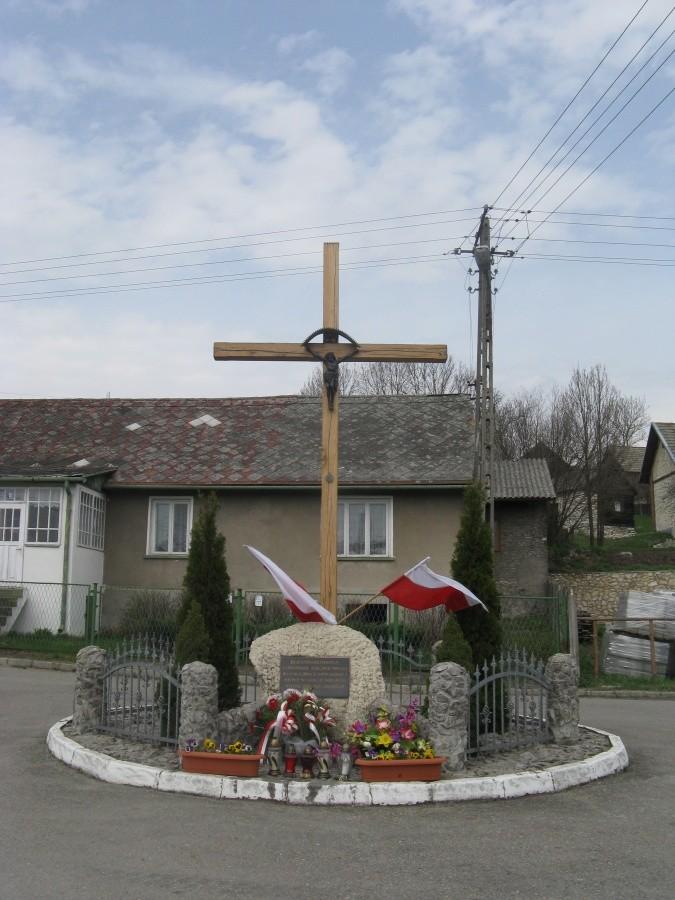 Pomnik gdzieś po drodze