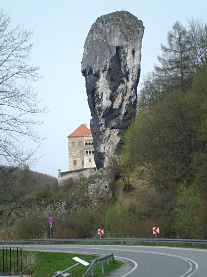 Maczuga Herkulesa. W tle zameczek w Pieskowej Skale