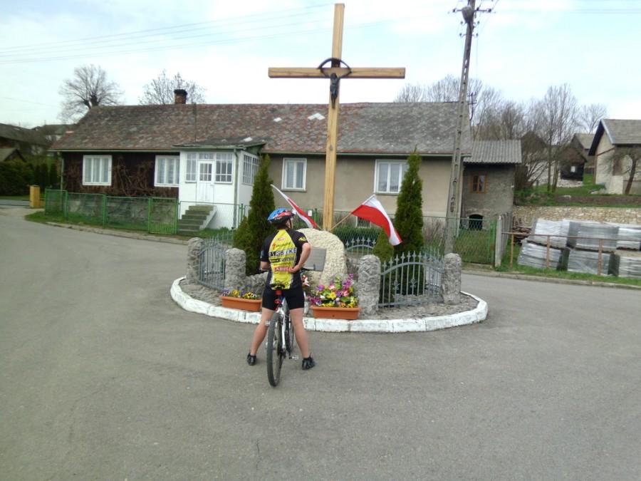 W trasie przy pomniku
