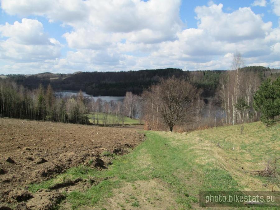 Widok na Jezioro Długie w okolicach Zajezierza
