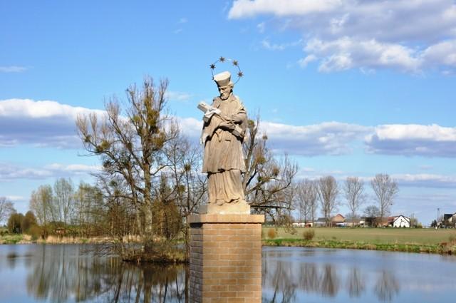 Statua Św. Jana Nepomucena w Sławnie (niedaleko pałacu)