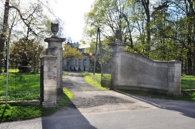 Brama wjazdowa do pałacu w Sławnie