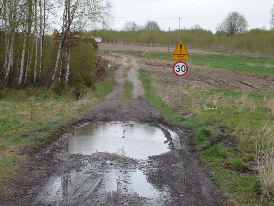 Ciekawe kto po tym polu jeździ szybciej...
