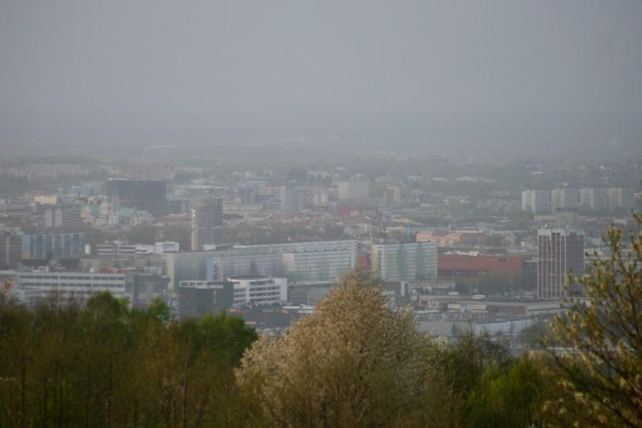 Zamglony Rzeszów widziany z Matysówki
