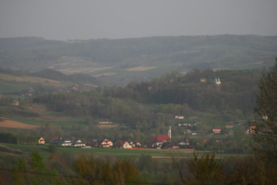 Widok na pogórze z wystającymi wiezami kościoła w Borku