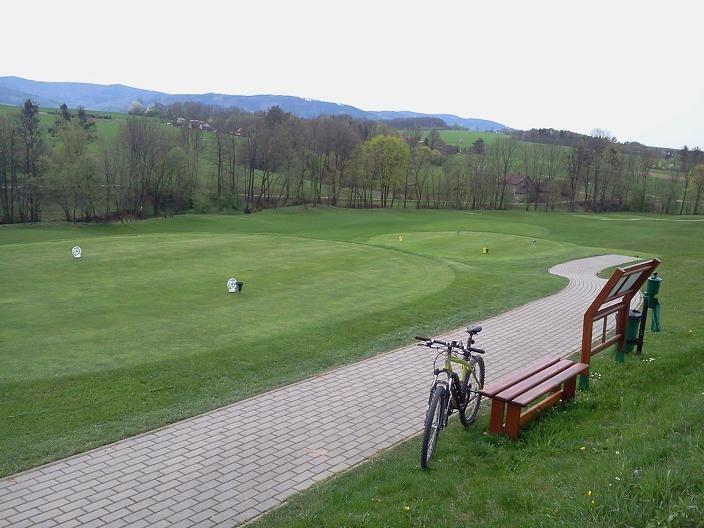 Pola golfowe w Ropicy