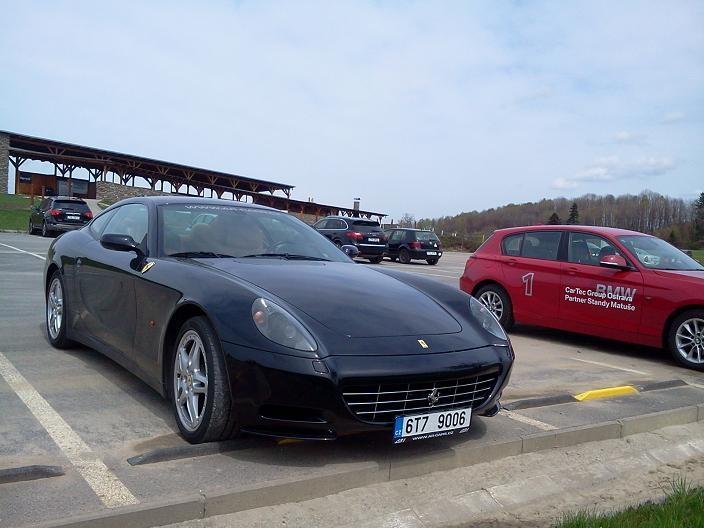 Czarne Ferrari