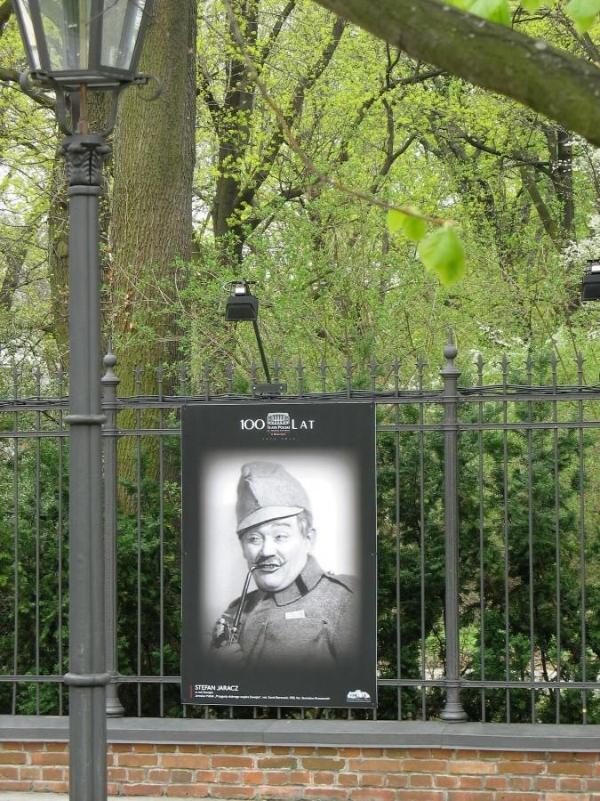 Stefan Jaracz w roli Szwejka. Łazienki – wystawa z okazji 100-lecia Teatru Polskiego w Warszawie.