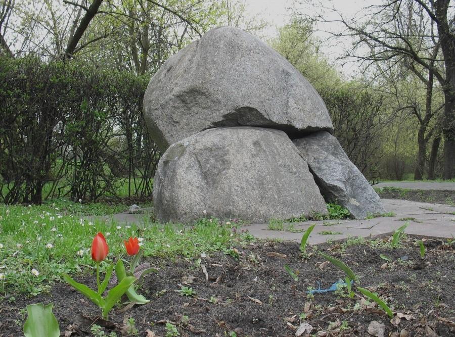 Zapomniany pomnik nauczycieli