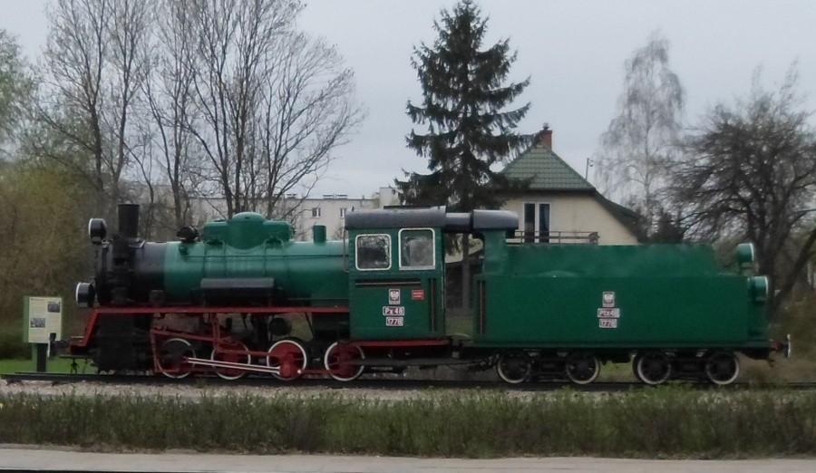 Stoi na chodniku lokomotywa...