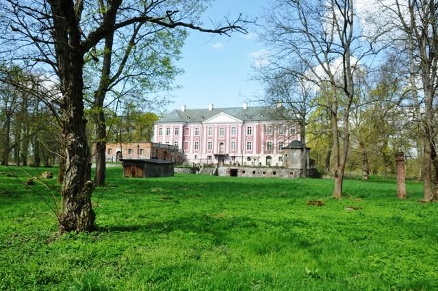 Wieleń - Pałac Sapiehów na tle przyległego parku...