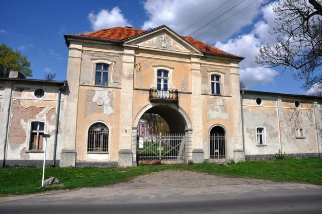 Brama wjazdowa na teren parkowo - pałacowy...