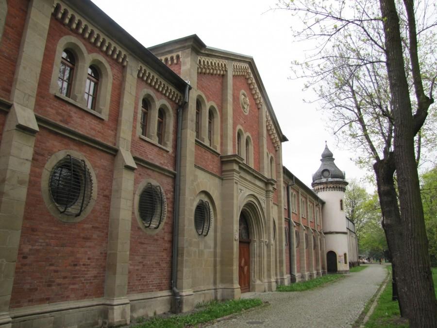 Okolice zamku w Pszczynie. Byłem tu kilkanaście razy, dopiero dzisiaj zwróciłem uwagę na te budynki
