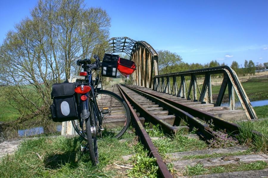 żelazny most kolejowy nad Iną