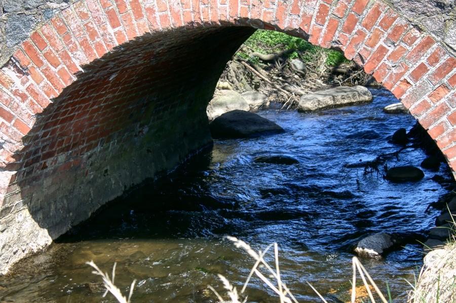 mostek nad rzeczką między Lubowem a Klępinem