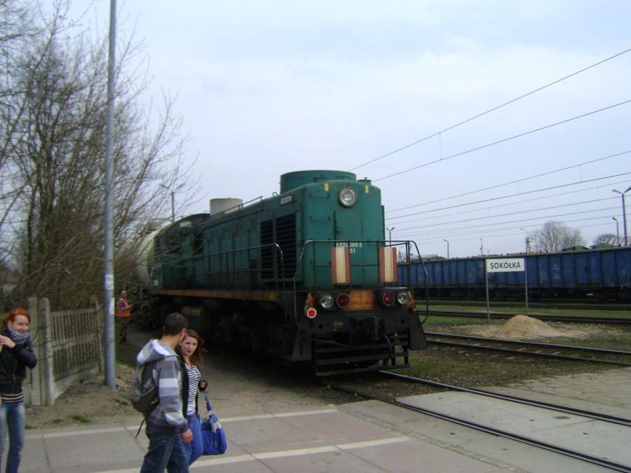 SM48-003 wyjeżdża na popychu pociagu towarowego ze stacji Sokółka