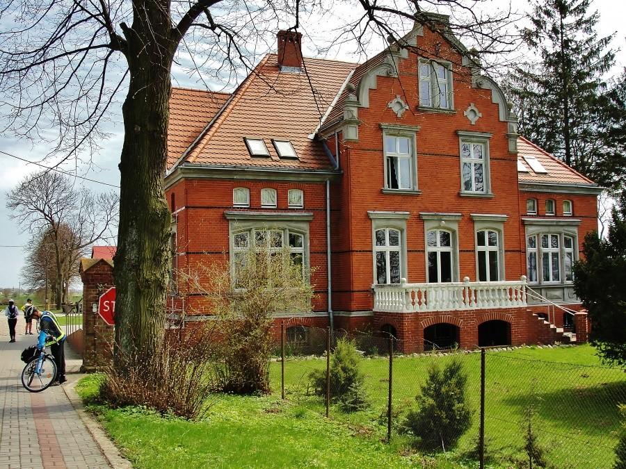 Neorenesansowy dom z 1906 r. należący do Towarzystwa Opieki nad Ociemniałymi w Laskach