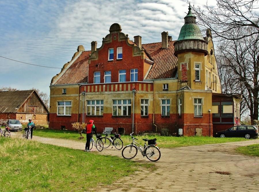 Eklektyczny dworek o romantycznej bryle z końca XIX w.
