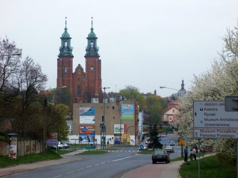 Gniezno wita wieżami katedralnymi