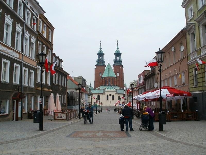 Gniezno - widok na Katedrę od strony Rynku