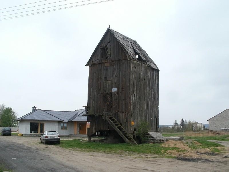 stary, zniszczony wiatrak - koźlak w Czerniejewie