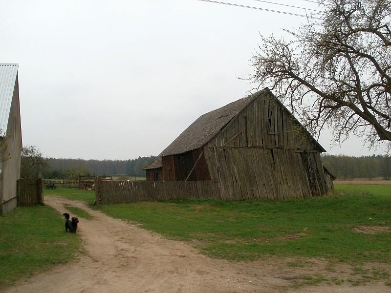 Graby - stodoła się przechyliła