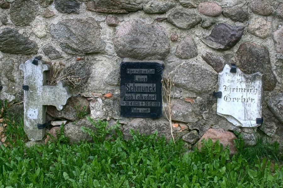 płyta nagrobna przy kościele w Strachocinie