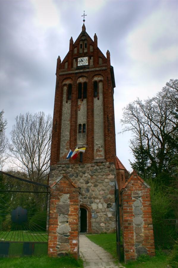 kościół w Pęzinie przebudowany w XX w., posiada ozdobny szczyt oraz renesansowe epitafia.