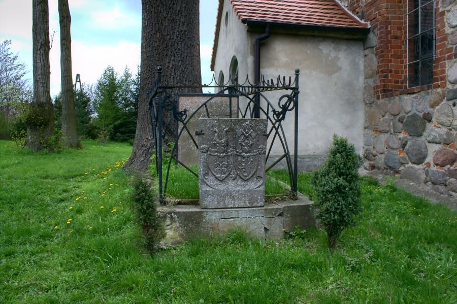 przy kościele w Pęzinie