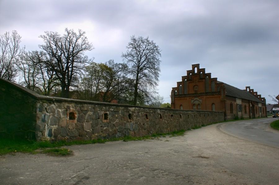 obiekty przyzamkowe w Pęzinie