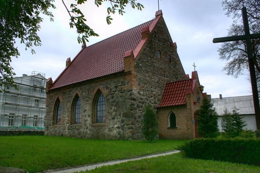 XV-wieczny kościół z kamieni narzutowych i częściowo z cegły w Trzebiatowie