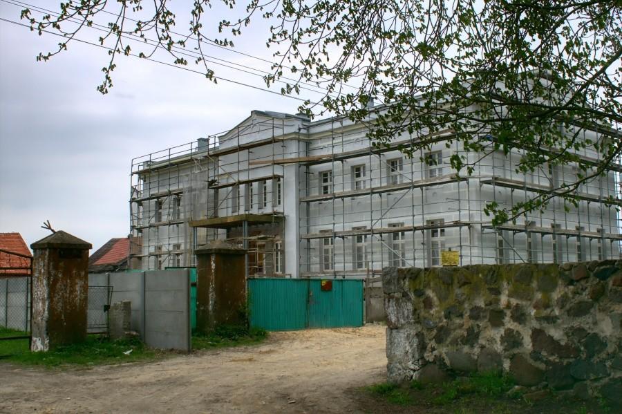 dwukondycyjny, bezstylowy pałac murowany z 1855 roku w Trzebiatowie
