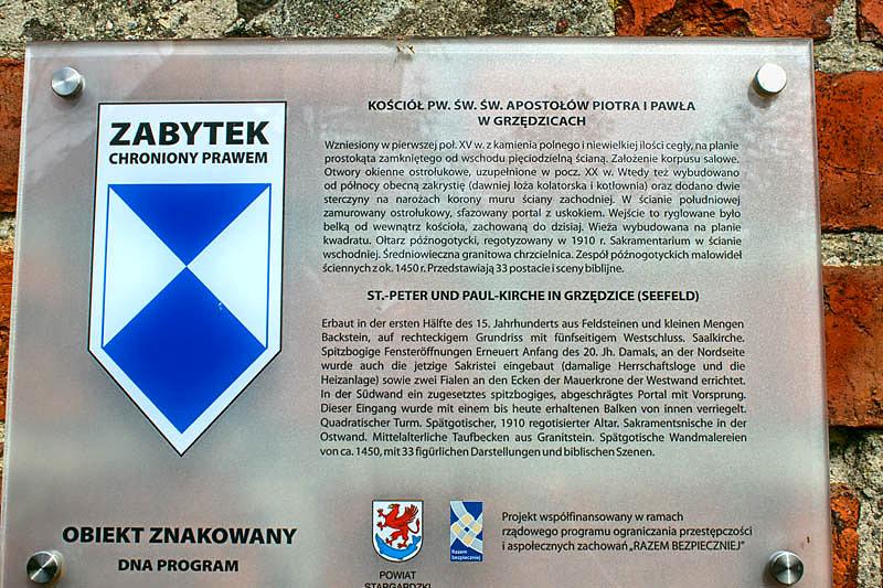 tabliczka informacyjna na kościele w Grzędzicach