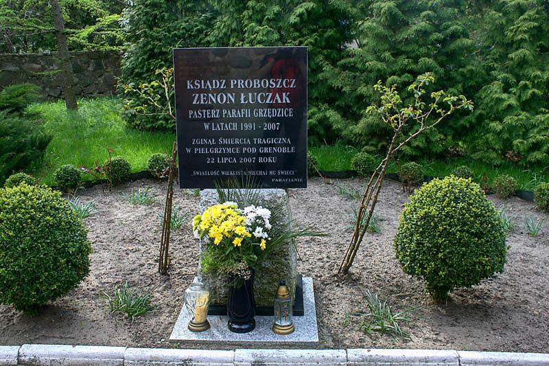 tablica pamiatkowa przy kościele w Grzędzicach