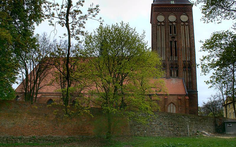 widok z wału na mury obronne i kościół św. Jana