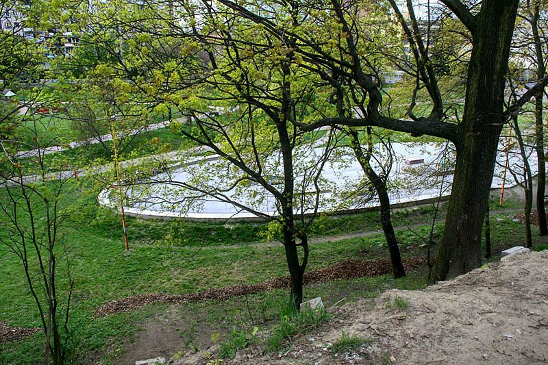 widok z wału na skatepark