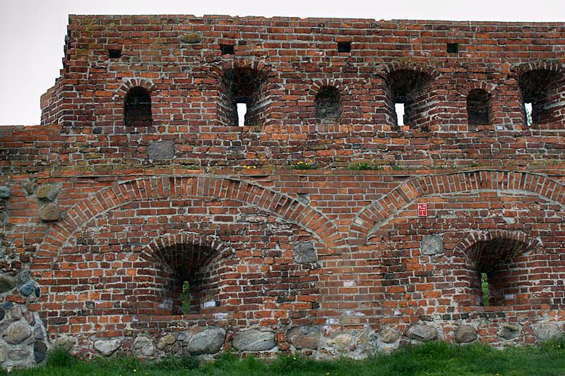 fragment murów przy Bramie Młyńskiej