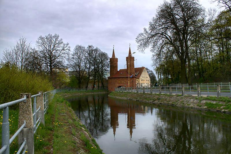 Port w Stargardzie i w tle widoczna Brama Młyńska