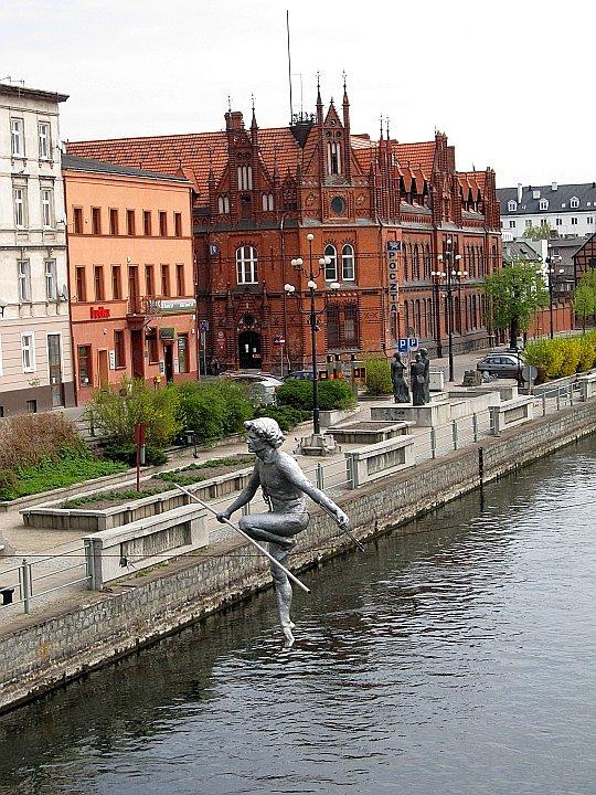 Ciekawa rzeźba zawisła nad Brdą