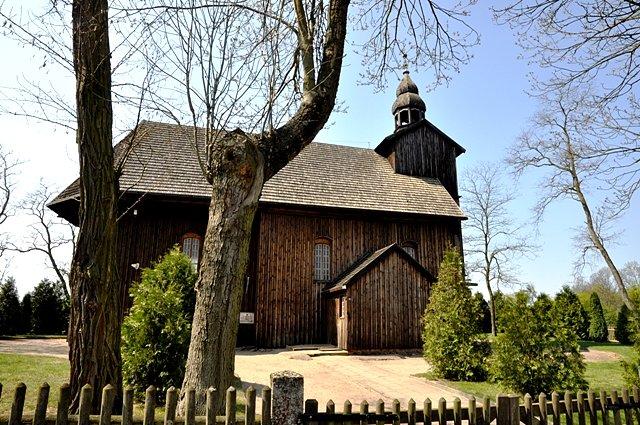Słopanowo - kościół zbudowano w latach 1695-99. Wewnątrz ciekawe polichromie ukazujące sceny z życia św. Mikołaja