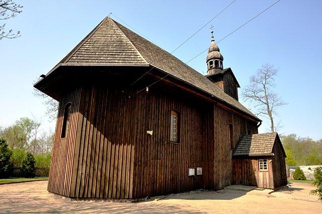 Słopanowo - najbardziej znana polichromia przedstawia diabła trzymającego za kołnierz karczmarkę z kuflem piwa. Nad głową karczmarki widnieje opis najcięższego jej grzechu: "Bo nie dolewała"