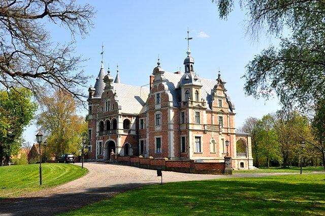 Pałac w Kobylnikach - obecnie mieści się tu hotel i restauracja