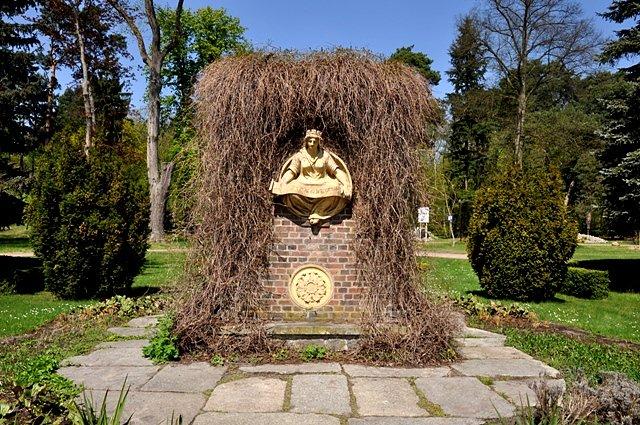 Na terenie parku pałacowego