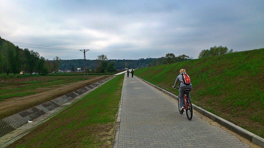 Ania jadąca ścieżką rowerową
