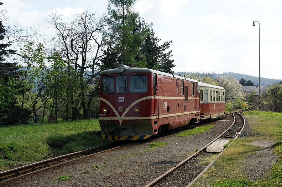 Wąskotorowa lokomotywa 705 913-2 z jednym wagonem wjechała w peron stacji Liptan