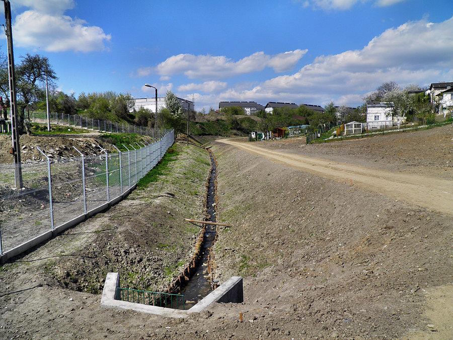 Ciek wodny, równoległy do ulicy Duńskiej.